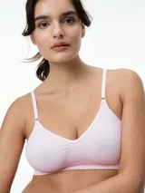 Bralette seamless de microfibra color blanco, con diseño de escote en V, sin relleno y sin aros. Presenta breteles finos ajustables y una banda elástica inferior con textura acanalada.