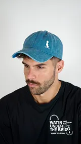 Gorra de béisbol color azul con efecto lavado, con logo bordado en blanco en el panel frontal.