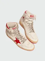 Zapatillas de caña alta Golden Goose modelo Sky-Star, confeccionadas en cuero blanco con efecto desgastado. Presentan una estrella roja en el lateral, detalle de talón rojo y suela de goma con acabado envejecido.