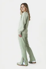 Pantalón verde agua de tiro alto, con tajo en el costado y pierna ancha.