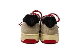Zapatillas casual Arizona Love con base color beige, puntera blanca y detalles de tela estampada con motivos de leopardo y flores. Cordones gruesos rojos con cuentas de colores.