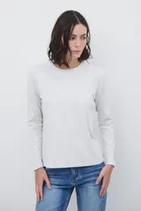 Remera de manga larga en color gris melange, con cuello redondo y costuras reforzadas en los hombros y mangas.