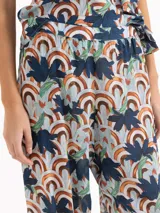 Pantalón tipo babucha de tiro alto y silueta holgada, confeccionado en mezcla de viscosa y cupro con un estampado geométrico y floral. Posee cintura con frunces y puños elastizados en los tobillos.