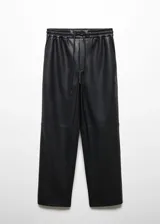Pantalón de cuero sintético negro, de corte recto, largo y tiro medio. Presenta cintura elástica con cordón ajustable y bolsillos laterales.