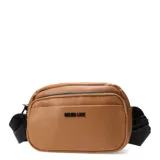 Bandolera de ecocuero color tostado con diseño compacto y funcional. Cuenta con compartimento principal con cierre, bolsillo frontal y bolsillo posterior antirrobo. Incluye correa ajustable de cinta negra y logo de la marca aplicado en el frente.