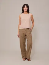 Musculosa color beige de lino y algodón, con cuello redondo y corte recto.
