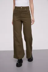 Pantalón de jean blanco, de corte ancho y tiro alto.