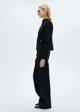 Pantalón de jean de tiro medio color azul oscuro, corte wide leg con cuatro bolsillos y costura ancha en el bajo. Cierre frontal con cremallera y botón.