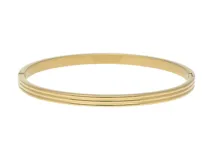 Esclava rígida de acero con baño de oro, diseño minimalista con líneas grabadas y cierre de bisagra.