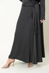 Pollera larga color beige de satén de seda, de corte amplio, con cintura elastizada y lazo.