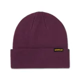 Gorro tipo beanie de punto color bordó con puño enrollado y etiqueta de la marca Caterpillar en el frente.