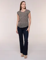 Blusa de gasa liviana de corte relajado, con estampado geométrico de rombos en tonos oscuros y rosados, escote redondo, mangas cortas y bolsillo frontal aplicado.