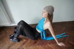 Falda midi de microtul negro con abertura frontal y lazos laterales ajustables.