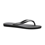 Ojotas Havaianas Slim negras con suela texturizada y tiras finas con logo de la marca.