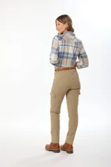 Pantalón cargo color beige, de corte recto, con bolsillos laterales con solapa y cinturón marrón.