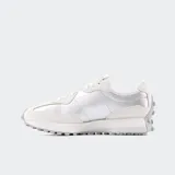 Championes New Balance 327 color gris y blanco, confeccionados con inserciones de gamuza y material textil metalizado. Presentan el característico logo "N" extragrande en el lateral y una suela dentada de goma que se extiende hasta el talón.