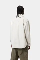 Sobrecamisa Carhartt WIP modelo Mercer Shirt Jac, color gris con diseño a rayas finas verticales. Cuenta con cierre frontal de cremallera, bolsillos frontales con solapa y botón, y parche con el logo de la marca en el pecho.