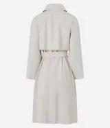 Trench coat Cortelle de gabardina de viscosa color beige, con diseño largo, mangas largas, cuello alto con solapas y cierre cruzado con botones carey. Incluye tira para anudar en la cintura y bolsillos laterales.