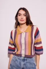 Cárdigan tejido a crochet con rayas verticales multicolores, cuello camisero y mangas 3/4.