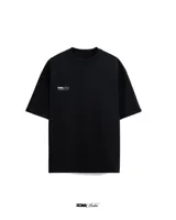 Remera negra de algodón con cuello redondo y mangas cortas. Estampado frontal pequeño con el logo de la marca Rona Studio en blanco.