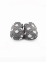 Pantuflas de estar por casa confeccionadas en tejido de peluche suave, color marrón con estampado de lunares blancos. Diseño abierto con plantilla acolchada y marca Lucce.