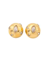 Par de aros dorados con forma circular, con un cristal blanco central en forma de ojo de gato y circonitas blancas alrededor.