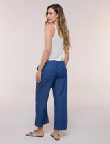 Pantalón crop de algodón y rayón, color beige, con pretina elástica con cordón de ajuste, bolsillos frontales aplicados y corte recto.