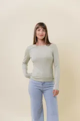 Remera de manga larga con escote redondo, confeccionada en tejido suave y elástico con calce al cuerpo.