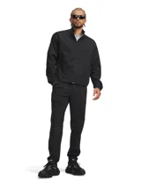 Pantalón deportivo Under Armour de corte ajustado en la pierna, confeccionado en tejido elástico ultratranspirable y duradero. Cuenta con cintura elástica con cordón ajustable, bolsillos laterales abiertos y un bolsillo trasero con cremallera.