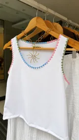 Musculosa de morley verde militar con escote redondo y detalles de bordado artesanal en crochet en los bordes.