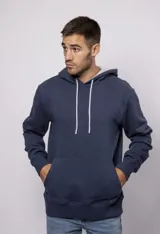 Canguro azul con capucha ajustable mediante cordones blancos, bolsillo tipo canguro en la parte delantera y puños y cintura elastizados de tejido rib.