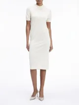 Vestido midi de lana merino color crema, con cuello alto y mangas cortas.