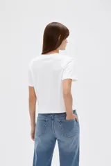 Remera cropped de algodón con cuello redondo, diseño holgado y estampado frontal de una copa con cerezas.