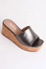 Sandalia dorada con plataforma de corcho, taco de 6.5 cm y plantilla cuadrada.