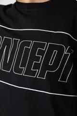 Remera gris oscuro de corte boxy, con mangas cortas y cuello redondo. Cuenta con un diseño gráfico frontal con líneas blancas y la palabra 'CONCEPT' estampada.