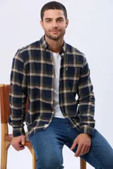 Camisa de viyela a cuadros en tonos marrón, azul marino y gris, con cuello clásico, cierre frontal con botones, mangas largas y un bolsillo en el pecho.