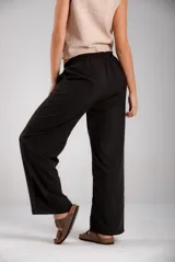 Pantalón negro de corte palazzo, con cintura elástica y confeccionado en tela simil lino.