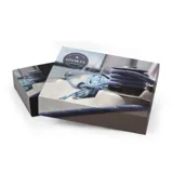 Billetera de cuero marrón oscuro con cierre de doble broche metálico dorado. Incluye una correa con presilla para cinturón, doble tarjetero y doble compartimento para billetes.