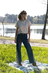 Jeans oxford de tiro alto, color azul oscuro, con inserción lateral de tela bordada con diseño de arabescos.
