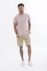 Remera azul marino de manga corta con pequeño estampado en el pecho.