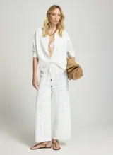 Pantalón blanco Le Lis Blanc de punto con patrón a cuadros, tiro alto y diseño de pierna ancha, con cordón ajustable en la cintura.