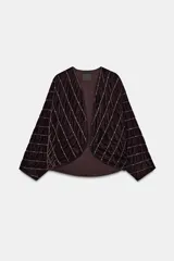 Kimono abierto de manga larga confeccionado en tejido de terciopelo acolchado color bordó. Presenta un diseño con costuras diagonales decoradas con hilo metalizado y pequeñas aplicaciones de abalorios.