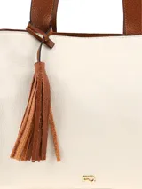 Cartera tipo tote de cuero color crema, con asas de hombro y detalles en marrón tostado. Incluye un llavero colgante de flecos de cuero y herrajes metálicos dorados.