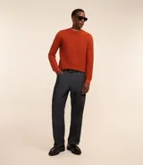 Suéter celeste de punto con textura acanalada horizontal, cuello redondo y mangas largas con puños ajustados.