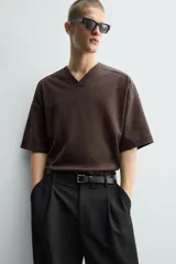 Sudadera de corte boxy fit, color marrón oscuro, con cuello en pico acabado en rib y manga corta.