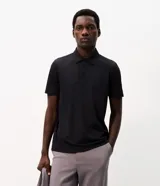 Camisa polo masculina de manga corta, confeccionada en tejido técnico de poliamida con elastano. Presenta cuello inglés con cierre de botones y diseño liso en color marrón, con tecnología de secado rápido y confort térmico.