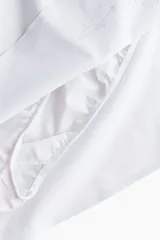 Short de running blanco, confeccionado con tejido funcional DryMove™ que absorbe la humedad. Presenta un corte regular con cintura elástica cubierta, cordón ajustable oculto, bolsillos laterales con cierre y calzoncillo interno de malla suave.