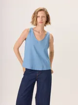 Top sin mangas color celeste claro, con escote en V pronunciado y corte holgado.