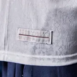 Camiseta de fútbol Umbro del Club Nacional de Football, modelo Home 2026, para hombre. Diseño en color blanco con detalles en azul y rojo en el cuello y los bordes de las mangas. Incluye el logo de Umbro, el escudo del club y el sponsor Antel en el frente.