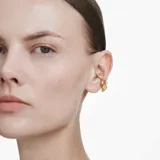 Ear cuff dorado con cinco cristales grandes multicolores y cristales más pequeños con engaste de garra en forma de burbuja.